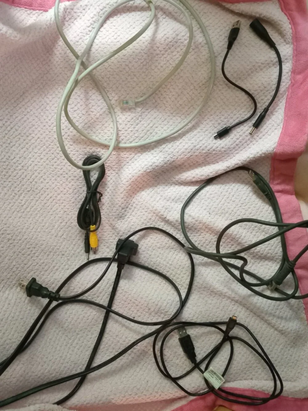 VARIOUS PRE-OWNED CABLES INCL. LAN, ETHERNET & USB CABLES FOR DATA TRANSFER